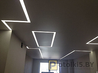 Сатиновый натяжной потолок со светодиодными линиями в большой помещение