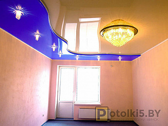 Многоуровневый потолок двух цветов: синий и бежевый