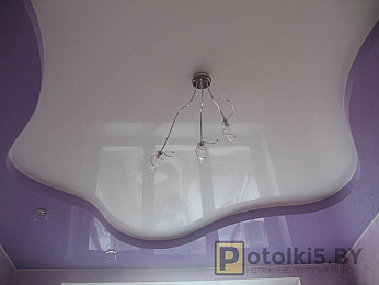 Многоуровневый потолок (освещение: люстра)