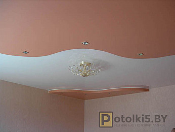 Сатиновый многоуровневый потолок (цвет полотна: белый и кремовый)