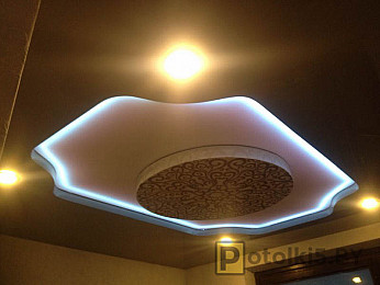 Натяжной потолок с встроенными светильниками и  подсветкой 1