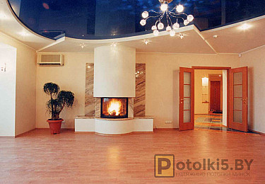 Многоуровневый натяжной потолок в помещение гостиной (фактуры: сатиновая и глянцевая)