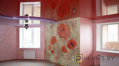 Натяжной потолок в гостиную (освещение: люстра, цвета: красный и белый)