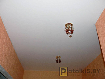 Матовый натяжной потолок в коридор (освещение: точечные светильники)