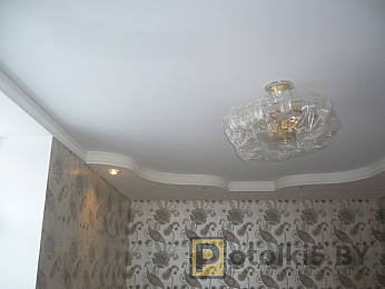 Бесшовный сатиновый натяжной потолок в гостиную комнату