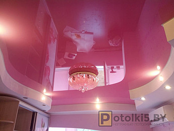 Двухуровневый натяжной потолок с точечными светильниками