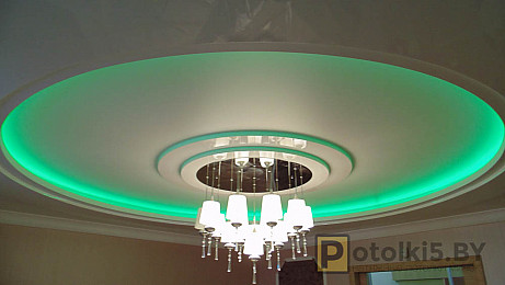 Двухуровневый натяжной потолок с зеленой подсветкой