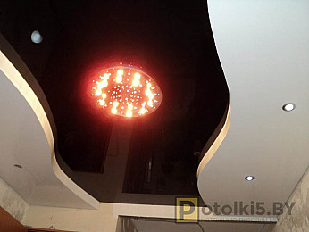 Двухуровневый натяжной потолок (освещение: люстра и светильники)