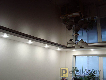 Двухуровневый потолок (освещение: люстра и светильники)