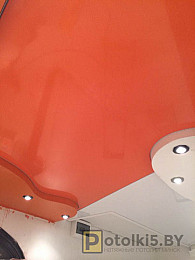 Двухуровневый потолок в интерьер гостиной или кухни