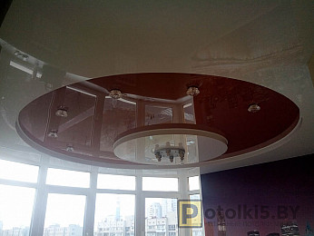 Двухуровневый глянцевый натяжной потолок с круглой конструкцией 