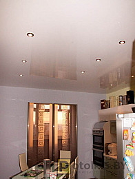 Глянцевый натяжной потолок в кухню с точечными светильниками