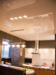 Глянцевый натяжной потолок в кухню белого цвета с точечными светильниками