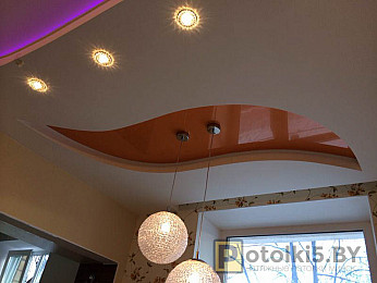 Двухуровневый натяжной потолок (фактуры: глянцевая и матовая, освещение: светильники, люстра)