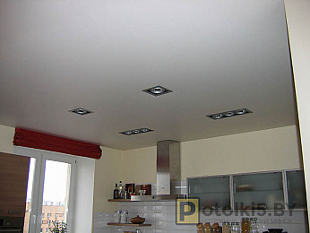 Сатиновый натяжной потолок в кухню с большим количеством света