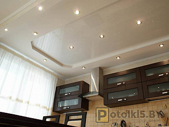 Многоуровневый натяжной потолок (фактура: глянцевая и сатиновая, освещение: точечные светильники)