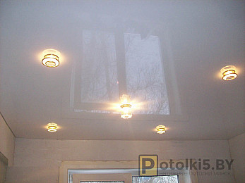 Глянцевый натяжной потолок белого цвета с точечными светильниками