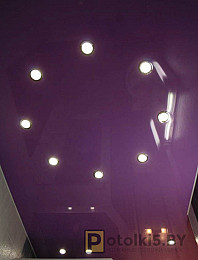 Глянцевый натяжной потолок (освещение: точечные светильники, цвет: фиолетовый)