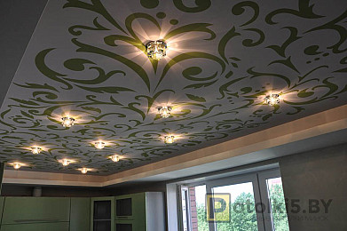 Двухуровневый матовый натяжной потолок с фотопечатью и точечными светильниками