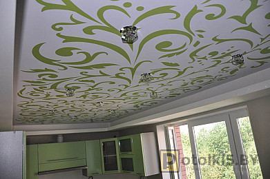 Двухуровневый натяжной потолок в кухню с матовой фотопечатью и точечными светильниками