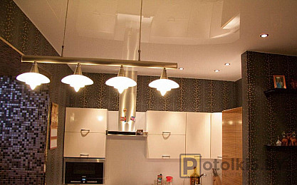 Натяжной потолок в кухню (глянцевое полотно белого цвета, освещение: точечные светильники, люстра)