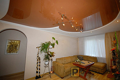 Натяжной потолок с точечными светильниками (фактуры: матовая и глянцевая)