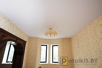 Матовый натяжной потолок в помещение гостиной (цвет: белый)