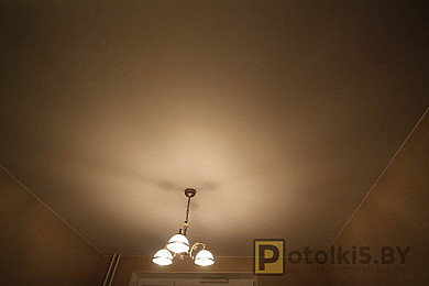 Матовый натяжной потолок в любое помещение (освещение: люстра)