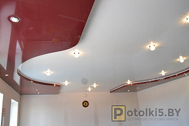 Натяжной потолок (освещение: светильники, цвета: белый, бордовый)