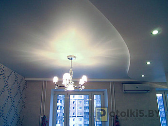 Натяжной потолок (освещение: люстра и светильники, цвет: белый)