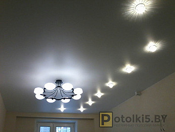 Сатиновый натяжной потолок (вариант освещения: люстра, светильники)