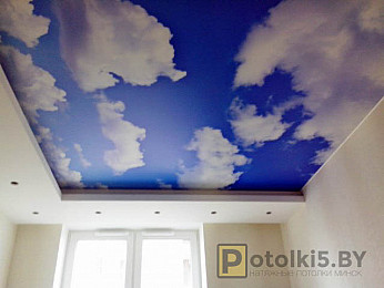 Натяжной потолок матовый в зал с фотопечатью "небо"