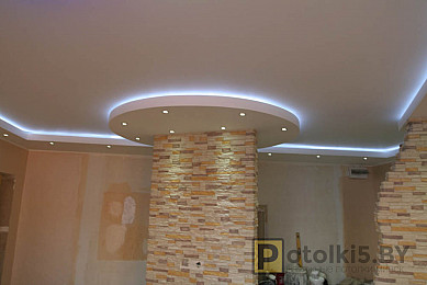 Сатиновый натяжной потолок в интерьер гостиной с подсветкой (цвет: белый, материал: ПВХ)