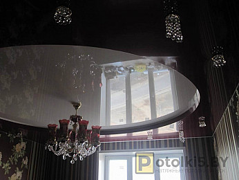 Натяжной потолок в гостиную с люстрой и дополнительной подсветкой светильниками
