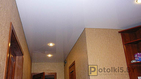 Глянцевый натяжной потолок белого цвета в коридор (материал: пвх) 