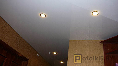 Глянцевый натяжной потолок белого цвета в прихожую (материал: пвх)