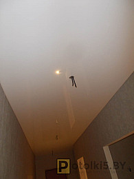 Глянцевый натяжной потолок в коридор с точечными светильниками
