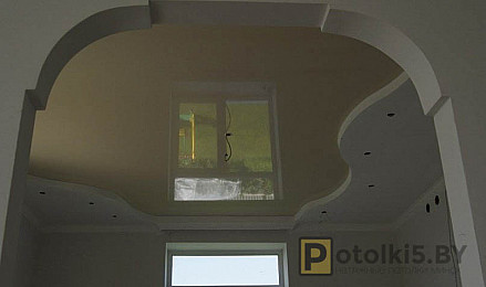 Натяжной потолок в коридор (сочетание матового и глянцевого полотна)