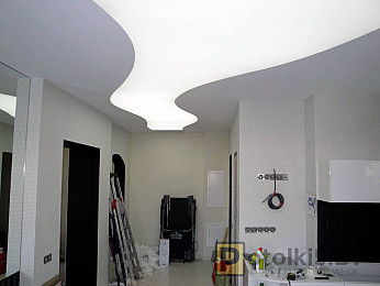 Матовый натяжной потолок белого цвета в коридор с подсветкой