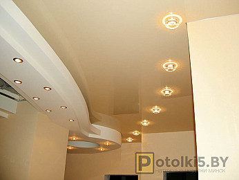 Глянцевый многоуровневый натяжной потолок в коридор с точечными светильниками