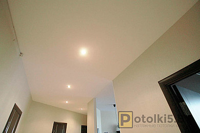 Сатиновый натяжной потолок в коридор с точечными светильниками