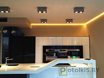 Парящий потолок с точечными светильниками на кухню