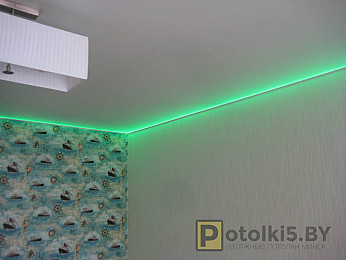 Вариант парящего потолка с зеленой подсветкой (материал: пвх)
