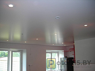 Натяжной потолок в квартиру с точечными светильниками