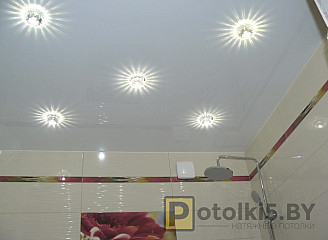 Натяжной потолок в квартиру с дизайнерским освещением