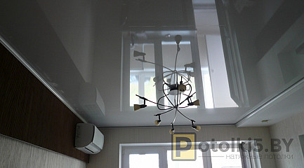 Натяжной потолок в квартиру с идеально ровным покрытием