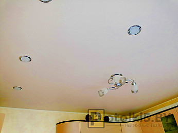 Бесшовный тканевый потолок для квартиры с большой шириной стен