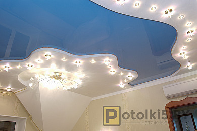 Бесшовный натяжной потолок с подсветкой точечными светильниками