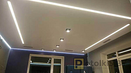 Натяжной потолок со светодиодными лентами и точечными светильниками