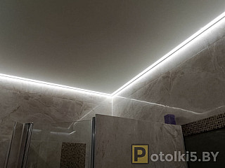 Матовый натяжной потолок в ванную с контурной подсветкой 182